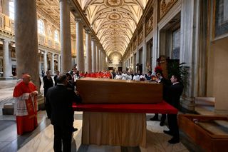 Złożono trumnę Papieża do grobu. Pogrzeb bez udziału mediów