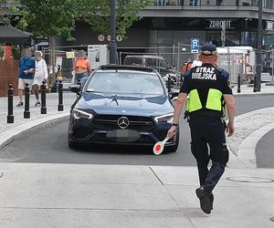 Co oni wyprawiają na Placu Pięciu Rogów?! Nowy plac a już...