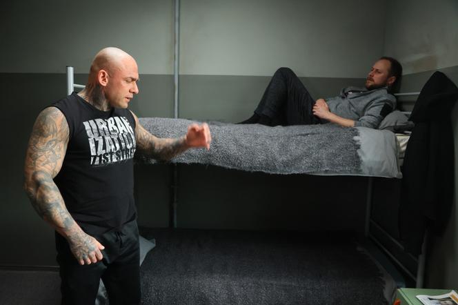 Na Wspólnej odc. 3475. Paweł Wójcik (Grzegorz Kwiecień), więzień (Paweł Bodych) 