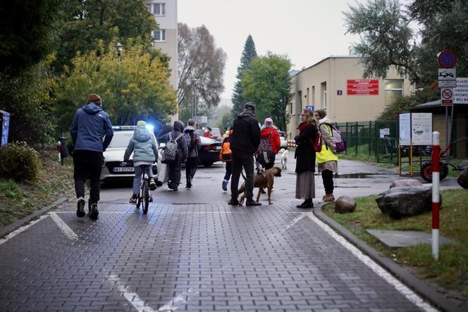 Kolejna "Szkolna ulica" w Warszawie. Samochodem tam nie wjedziesz