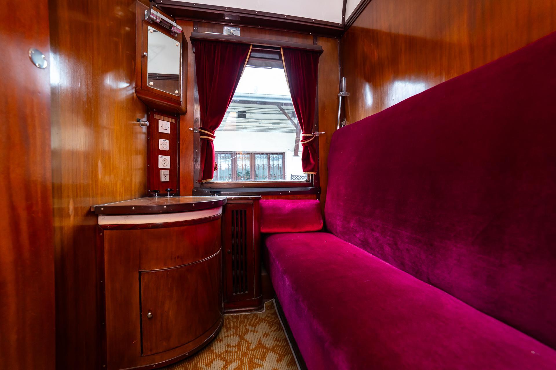 Wagon salonowy - zdjęcia. Zobacz wnętrze wagonu, którym podróżowali najważniejsi politycy z PRL-u