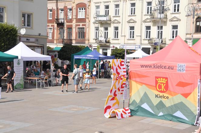 Rzemieślniczy Bazar w Kielcach. Były stoiska handlowe oraz atrakcje