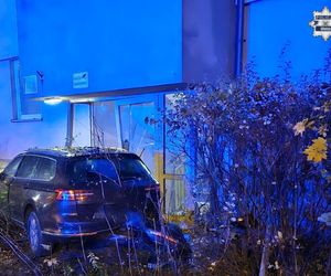 Pijany kierowca wjechał w blok i uciekł. Potem rozpętał awanturę