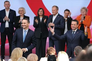 Tak Sikorski i Trzaskowski śpiewali hymn Polski. Jeden z nich zaliczył wpadkę