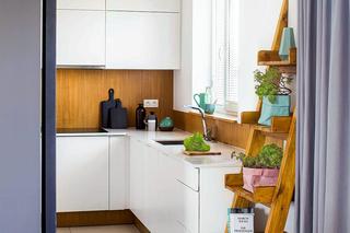 Mieszkanie w bieli, drewnie i pastelach. Zdjęcia