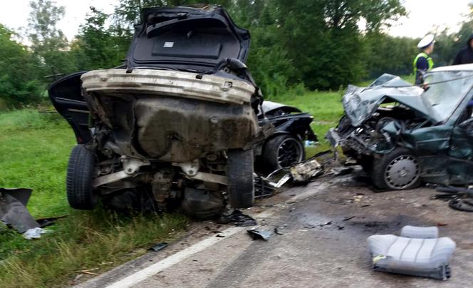 Zginęli kierowca bmw i pasażerka mercedesa.