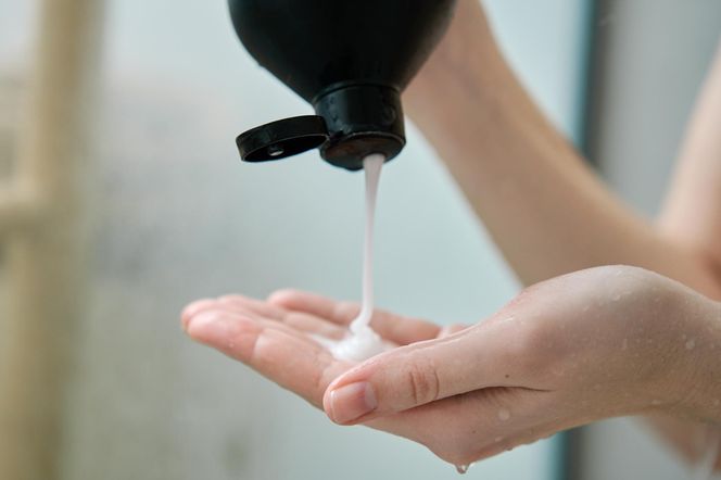 Wpuść 1 kroplę do odżywki i nałóż na włosy. Po spłukaniu wodą efekt tafli gwarantowany. Pasma będą gładkie i nawilżone. Domowy sposób na gładkie włosy