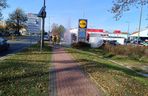 Samochód wjechał w paczkomat, uszkadzając zawór gazu