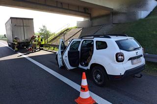 Dachowanie opla pod Tarnowem. 22-latek wyprzedzał ciężarówkę i stracił kontrolę nad autem