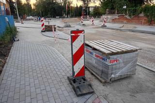 Roboty przy budowie ronda na skrzyżowaniu ulic Cmentarnej i Wojskowej w Siedlcach trwają od 11 czerwca