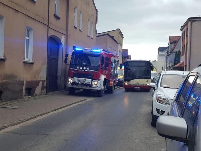 Strażacy na Starozamkowej w Lesznie. Przyjechali otworzyć drzwi mieszkania, w którym była starsza pani