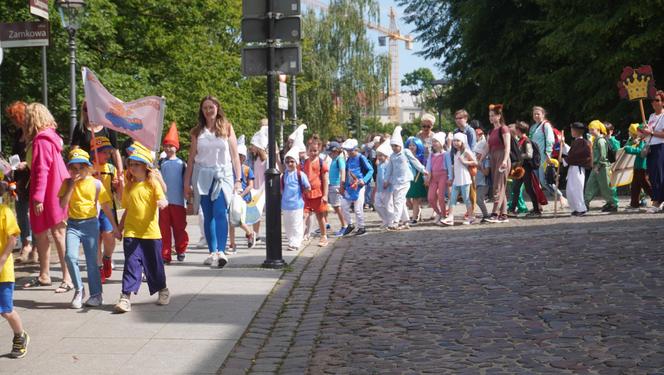 Dni Bajki 2024. W centrum Olsztyna zrobiło się bajkowo. Dzieci przejęły władzę nad miastem [ZDJĘCIA]