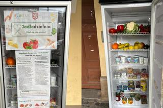 Jadłodzielnia stanęła na rynku w Lądku-Zdroju. Dzięki dużej lodówce można dzielić się jedzeniem