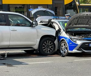 Wypadek radiowozu w Warszawie. Cztery osoby ranne, w tym policjanci