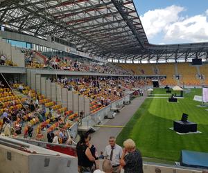 Kongres Świadków Jehowy w Białymstoku. Na stadionie miejskim tysiące uczestników [ZDJĘCIA]