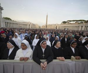 Hołdy na Placu Świętego Piotra.