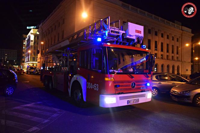 Mężczyzna wypadł z okna i spadł na innego mężczyznę