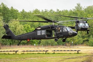 Śmigłowce Specjalsów zmieniają bazę. S-70i Black Hawk opuszczą JW Grom?