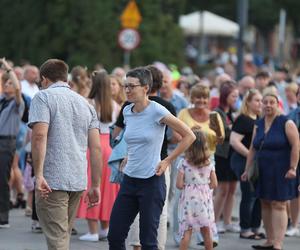 Potańcówki przed Teatrem Śląskim w Katowicach. Roztańczony Wyspiański porwał tłumy