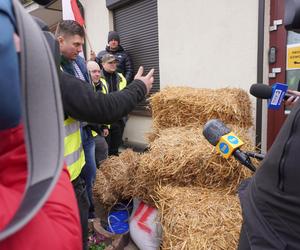 Protest rolników w Białymstoku. Siano i obornik przed biurem marszałka Hołowni