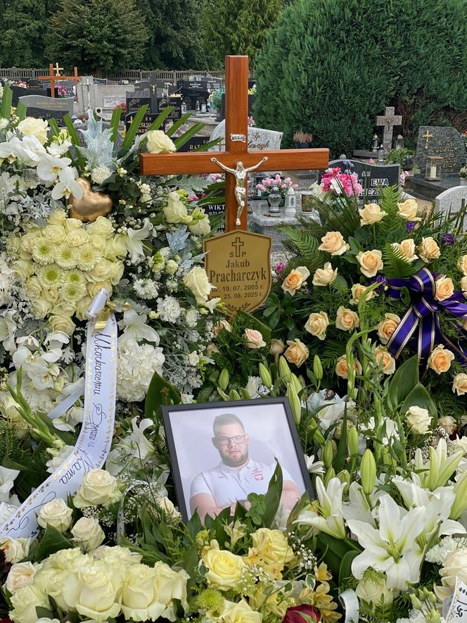 Przejmujący widok na grobie Jakuba Pracharczyka. 20-latek zginął w katastrofie awionetki