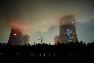 Greenpeace wyświetla portret premiera Morawieckiego na chłodni kominowej Elektrowni Bełchatów