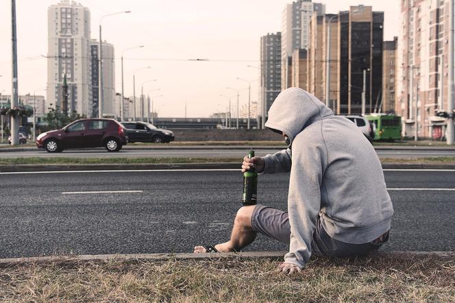 Alkohol, narkotyki, wulgaryzmy - także wśród nastolatków. Policja apeluje: reagujmy w takich sytuacjach?