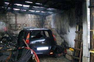Pożar samochodu w garażu. Właściciel dostał napadu DRGAWEK! Groza koło Słupcy [ZDJĘCIA]