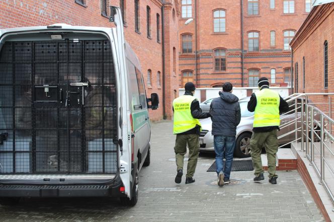 Pisarzowice. Nielegalni emigranci zatrzymani! ZASKAKUJĄCA kryjówka