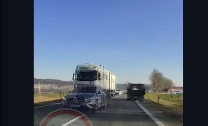 Przerażające nagranie z Kłodzka. Jechał wprost na czołówkę,  "Jaki wariat!"