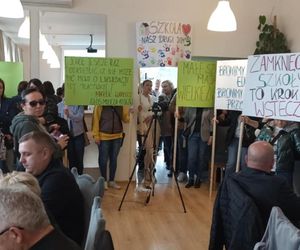 Protest mieszkańców pod Urzędem Gminy Cieszków! Likwidacja szkoły w Pakosławsku odłożona w czasie