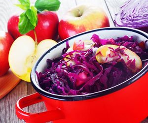 Domowa kapusta czerwona z jabłkami. Najlepsza sałatka do słoików na zimę