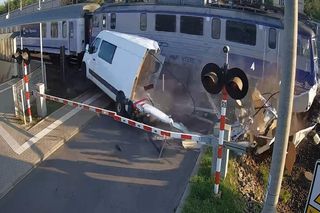 Dostawczak wjechał pod pociąg! Ogromne utrudnienia na kolei