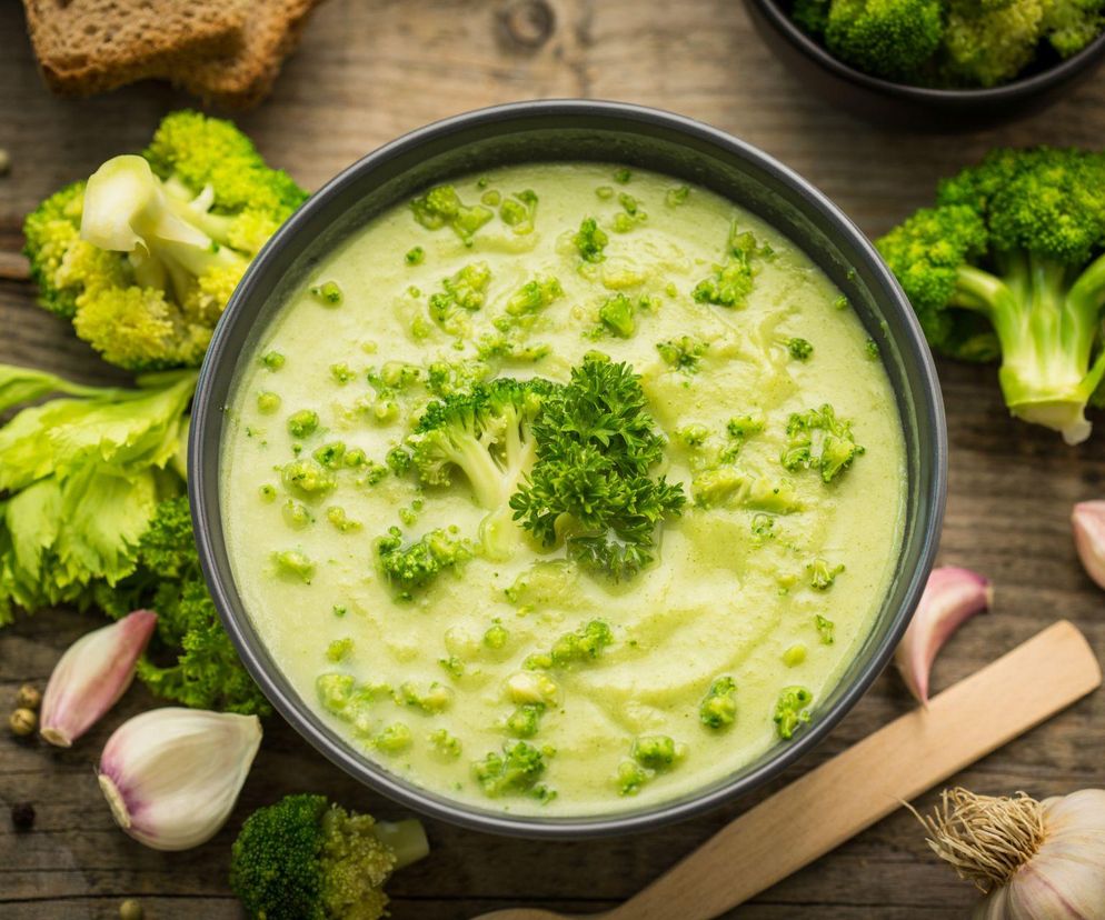 Jak zrobić zupę krem z brokułów? Prosty przepis na zieloną bombę witamin