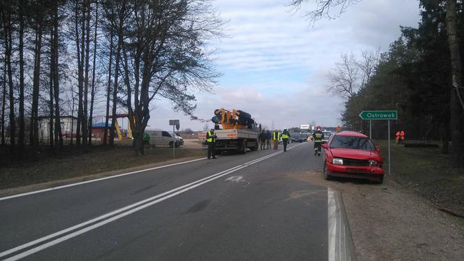 Ostrówek. Wypadek na DK 8. Zderzyły się 3 pojazdy. Dwie osoby ranne [ZDJĘCIA]