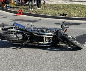 Motocyklista trafił do szpitala. Kierowca mazdy wymusił pierwszeństwo. Koszmarny wypadek w Warszawie