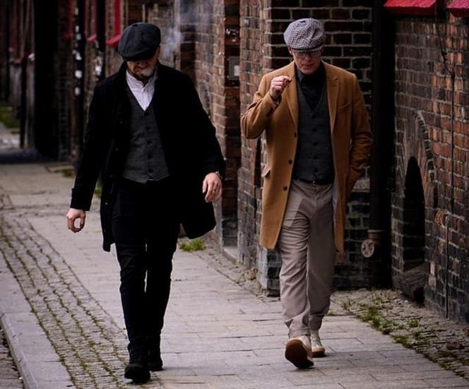 Hip-hopowy duet z Tarnowskich Gór w sesji w stylu serialu "Peaky Blinders"