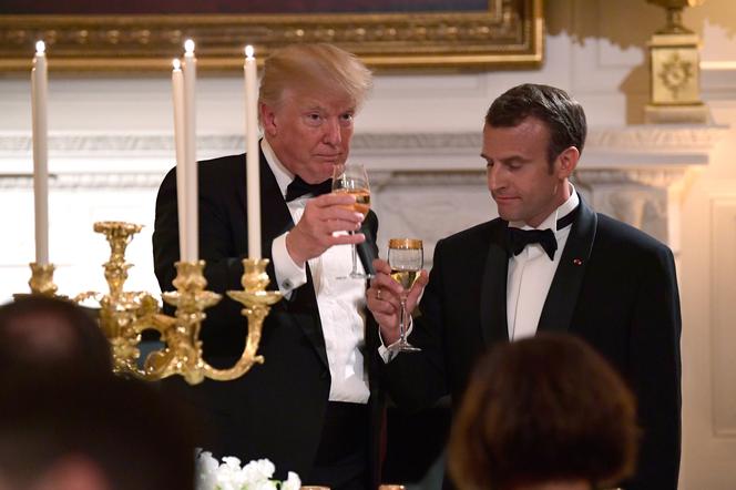 Donald Trump i Emmanuel Macron - całusy, uściski, poklepywania, czułości. WTF?