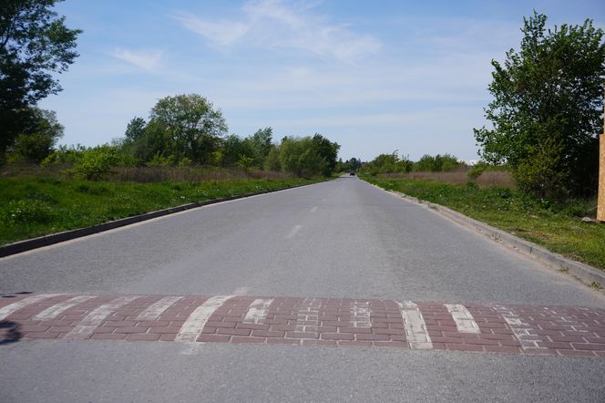Na prostym odcinku drogi biegnącym przez łąki ustawiono aż osiem progów zwalniających 