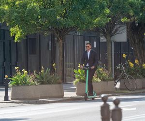 Ryszard Petru na hulajnodze