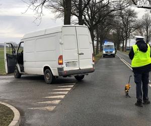 Motocyklista zderzył się z autem dostawczym. Zabrał go śmigłowiec LPR