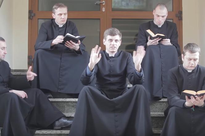 Klerycy nagrali prawdziwą petardę! W sutannach rapują o powołaniu