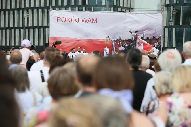 Centralna procesja Bożego Ciała w Warszawie. Ołtarze nawiązywały do wojny