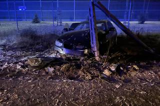 Groźny wypadek pod Bydgoszczą! Osobówka ścięła słup energetyczny [ZDJĘCIA]