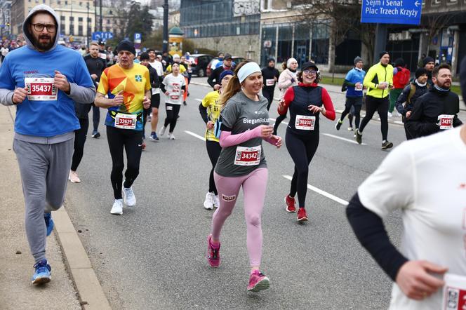 Bieg na Piątkę 2024, Warszawa - zdjęcia. Biegłeś? Szukaj się w galerii!