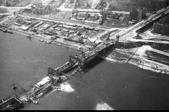 Most Poniatowskiego podczas odbudowy - 1946 r.