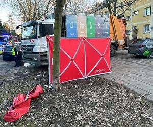 Emerytka zmiażdżona przez śmieciarkę w Warszawie. Na ulicy została plama krwi