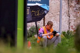 Tak wyglądają roboty drogowe w Ostródzie. Telefon zamiast łopaty. Ekipa rodem z memów