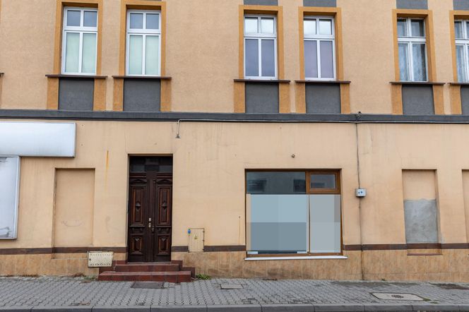 Ciało Adama znaleźli w mieszkaniu w Śremie. Obok była jego córeczka.