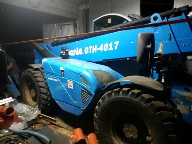 Skradzioną koparkę znaleźli w zaroślach